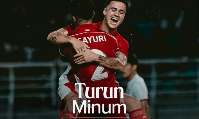 Eliano Reijnders berpelukan usai cetak gol. [Instagram]